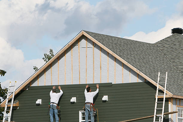 Professional Siding technician working in Gasburg, VA